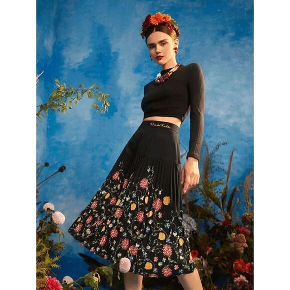 2pcs Frida Kahlo Bundle Mock Neck Tee and Floral Print Pleated Skirt SIZE S NWT - Picture 2 of 14